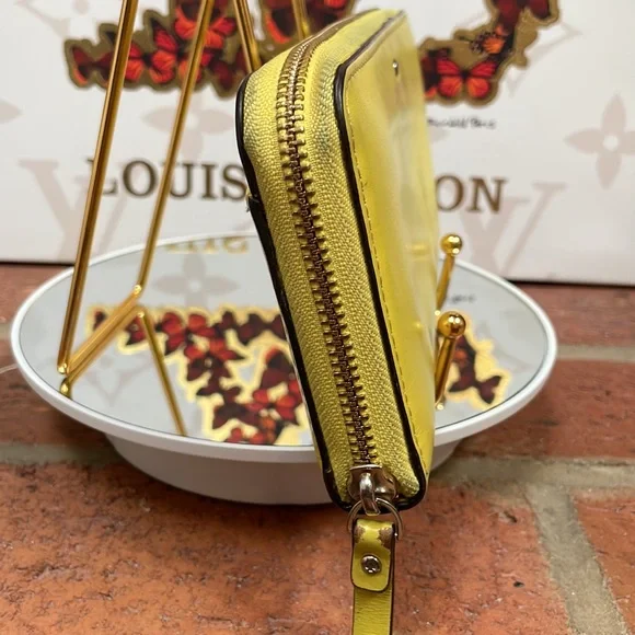 Kate Spade Wallet in Lemon Yellow - Picture 4 of 12